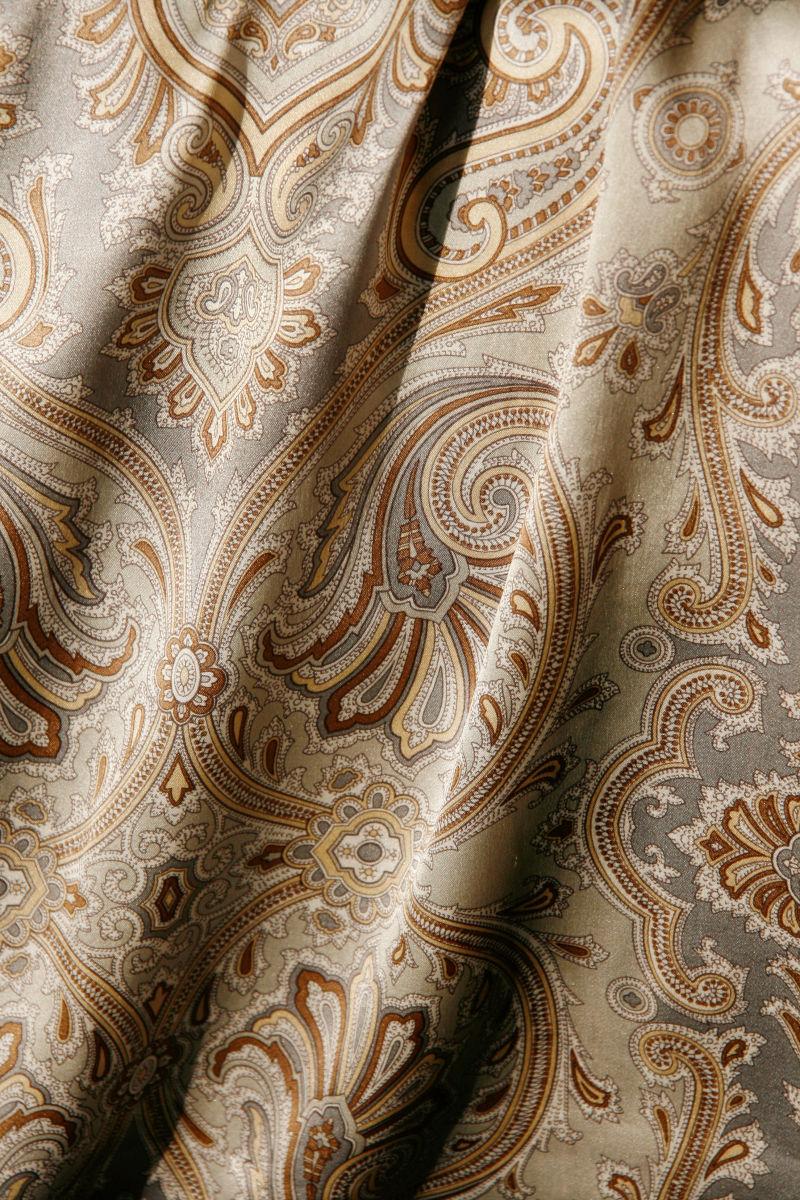 棕色丝绸饰品的图案布料背景
