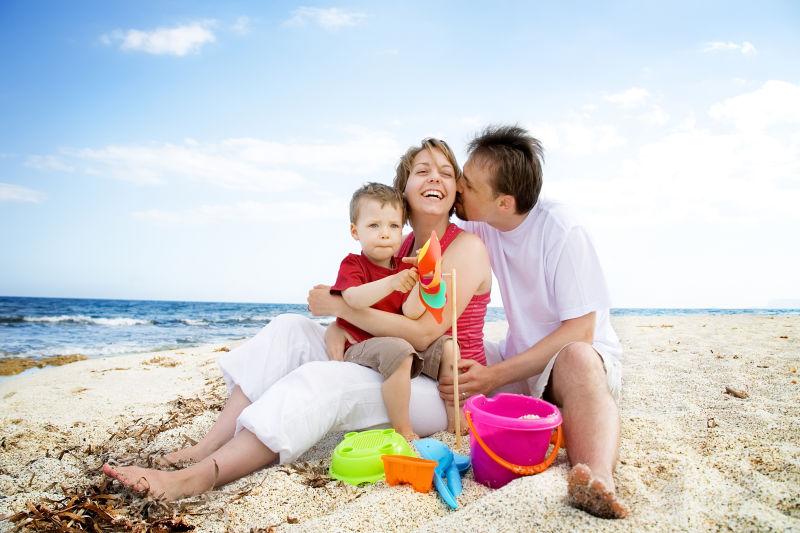 在海滩上玩得开心的快乐家庭