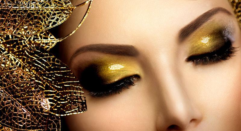 美女模特画着时尚的金色眼妆