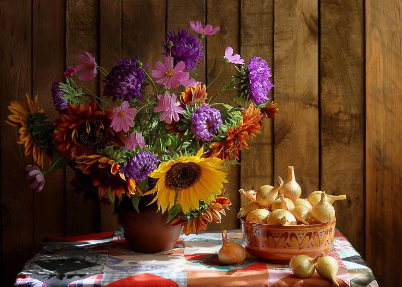 木桌上的菊花和向日葵