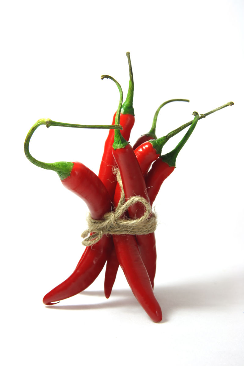 白色背景上的绑在一起的红色辣椒