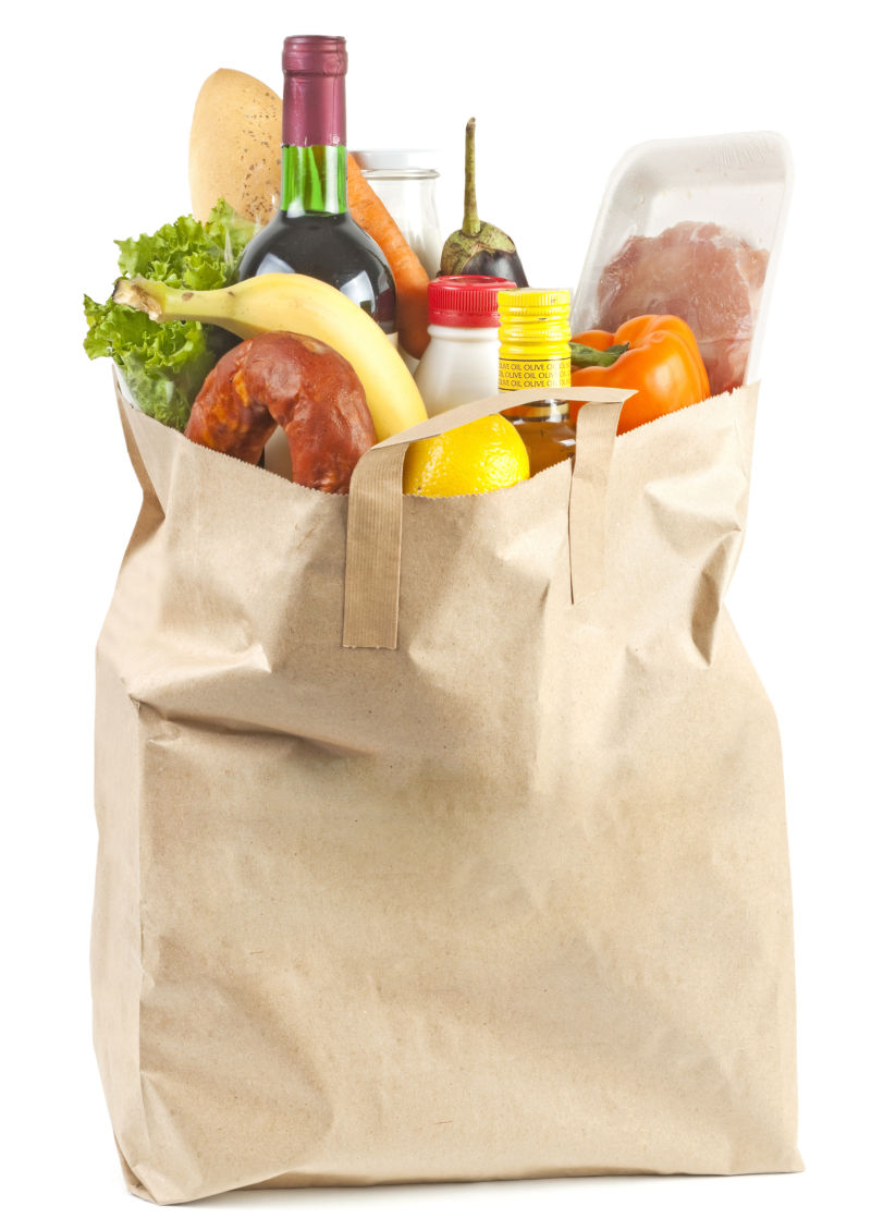 白色背景装满食品的袋子