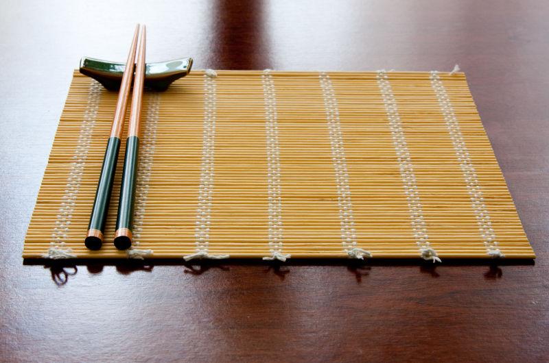 放着筷子的竹子
