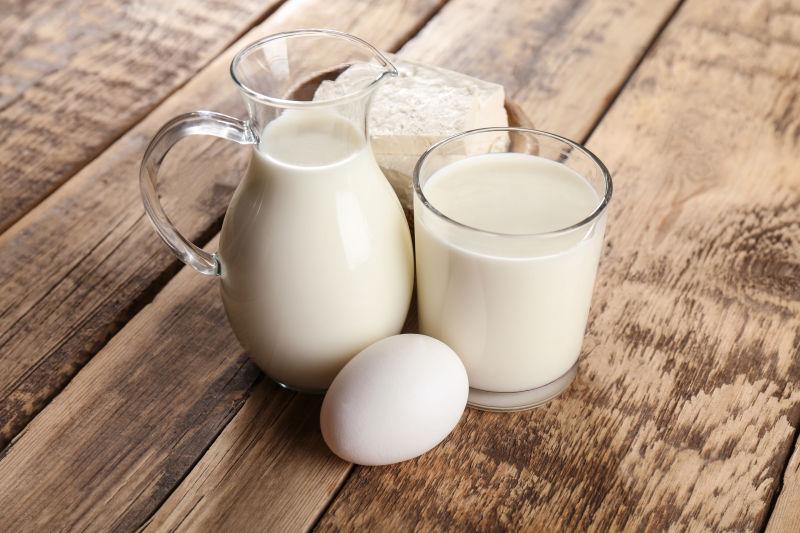 木桌上的牛奶与鸡蛋