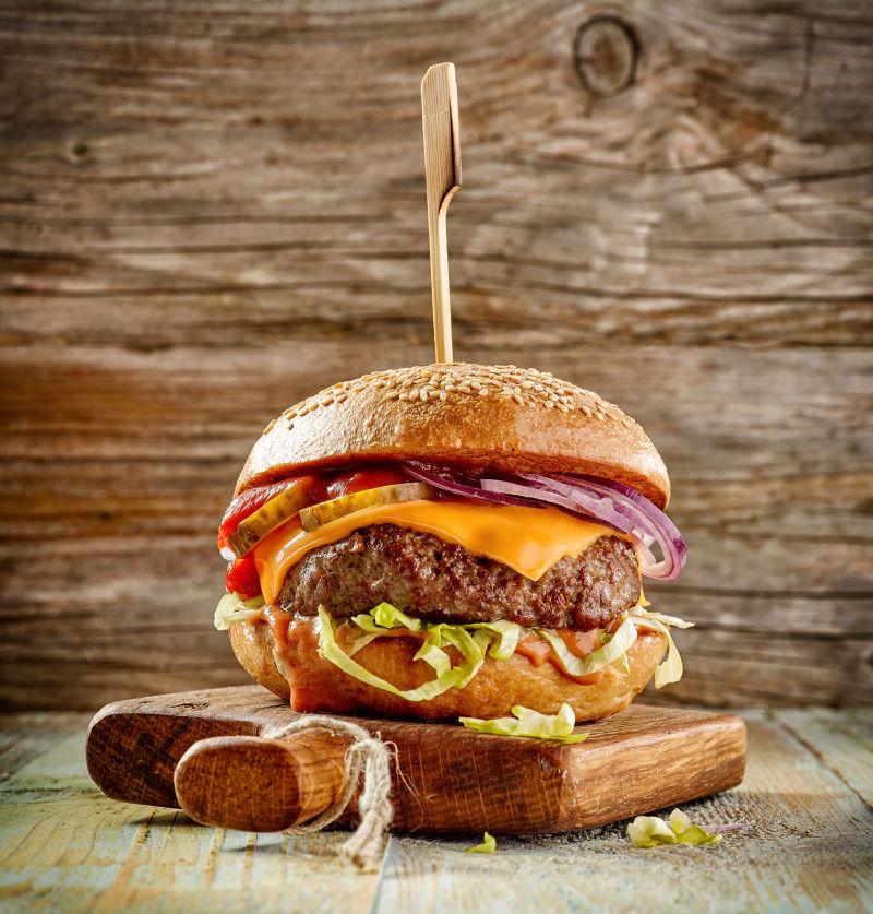 木制砧板上的新鲜美味汉堡