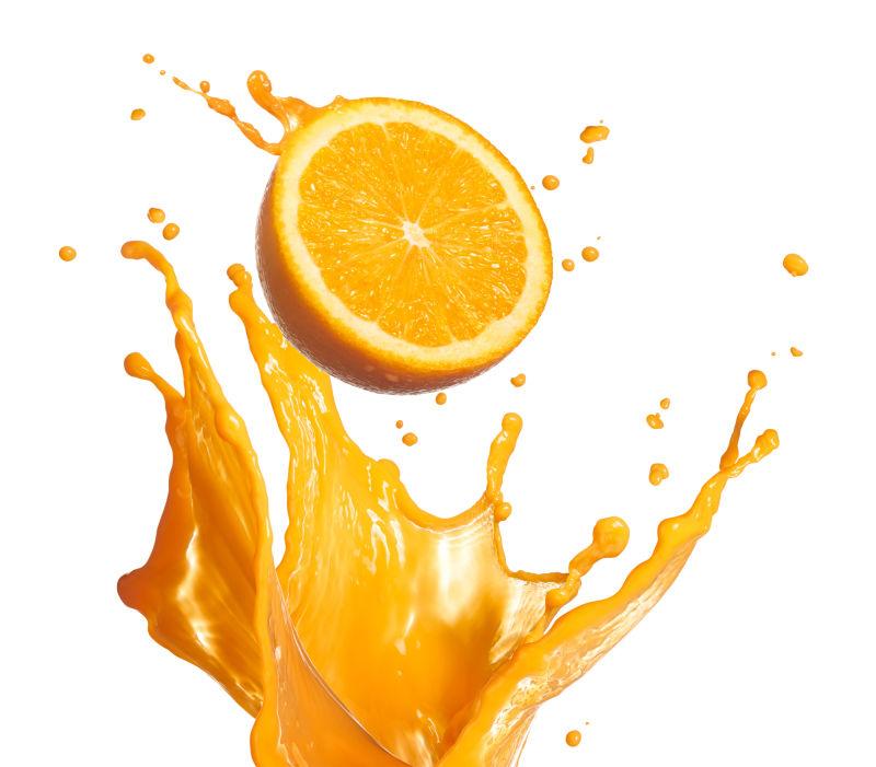 白色背景上的橙汁和橙子