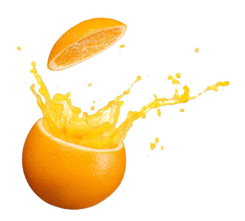 白色背景前的橙子和橙汁