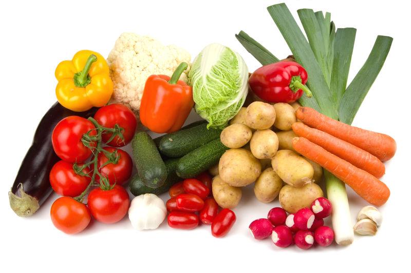 白色背景下一堆不同品种的蔬菜