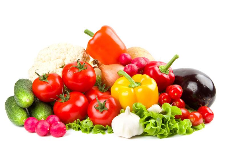 白色背景上的一堆不同品种的蔬菜