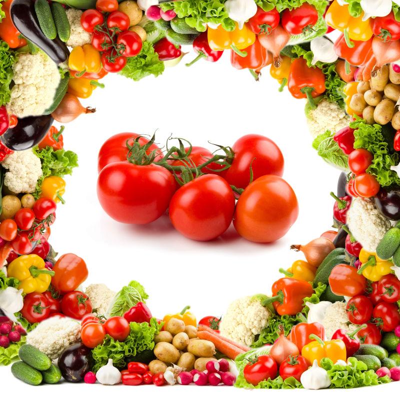 白色背景上水果和蔬菜围成的圆圈里的红色番茄
