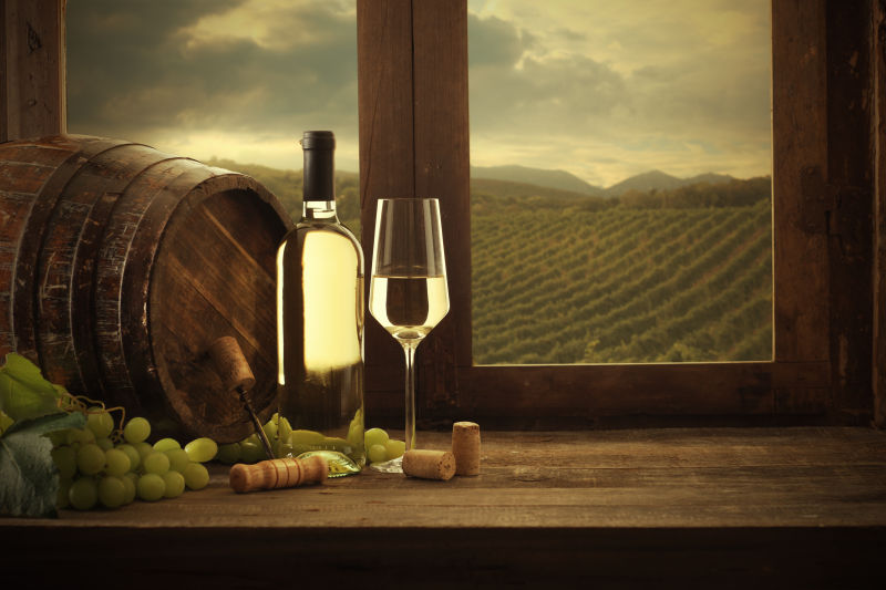 窗户边的葡萄酒与葡萄