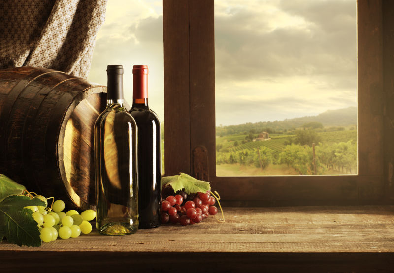 放在木窗边的葡萄酒与葡萄