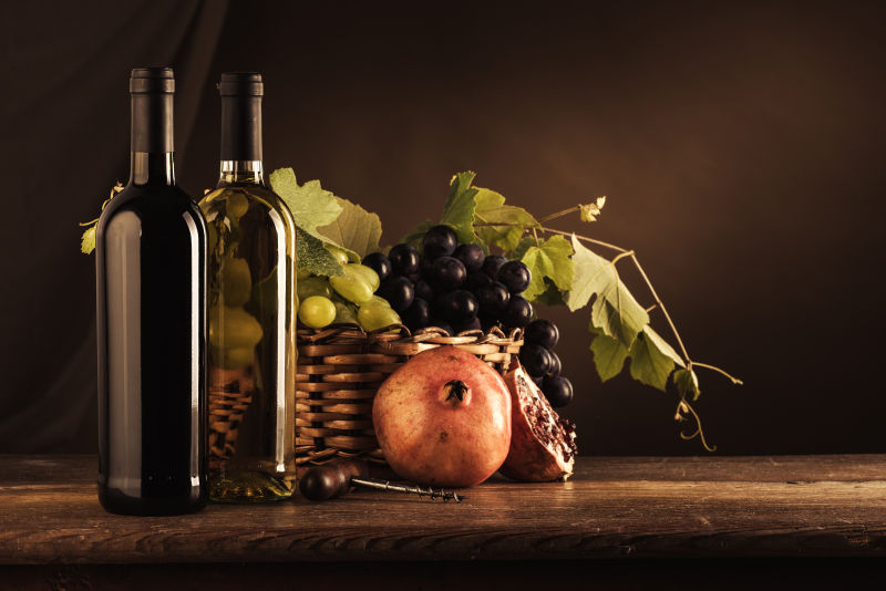 木桌上的葡萄酒与水果