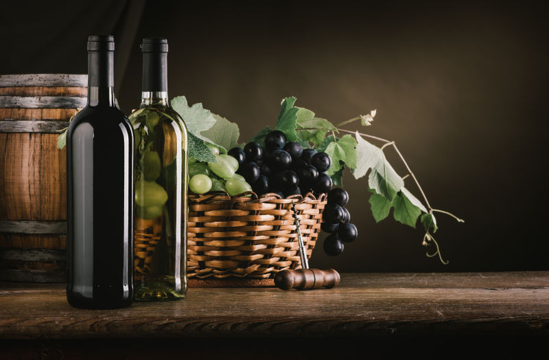 木桌上的葡萄酒与葡萄