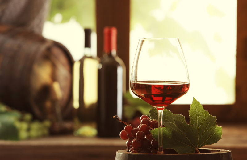木桶上的葡萄酒和葡萄