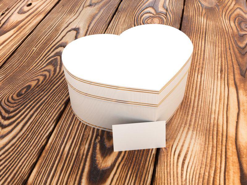 木桌上的心形礼品盒
