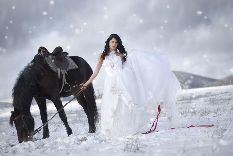 大雪纷飞雪地里牵着马的新娘