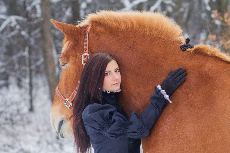艳丽的女人冬天的马