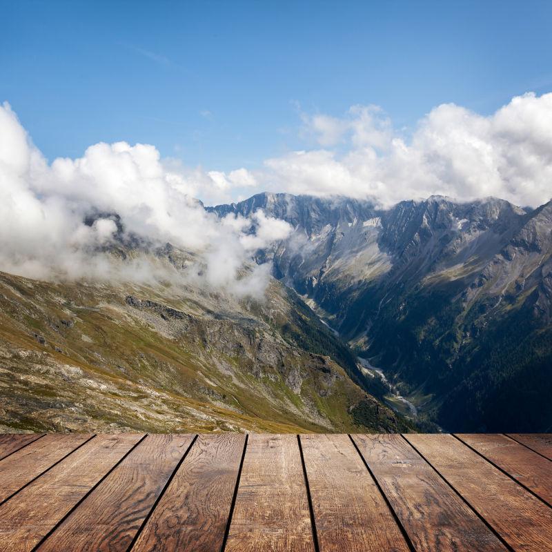 奥地利山脉背景前的木桌