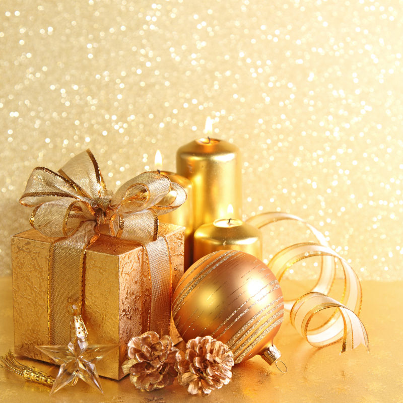 金色背景前的圣诞节装饰品和礼物