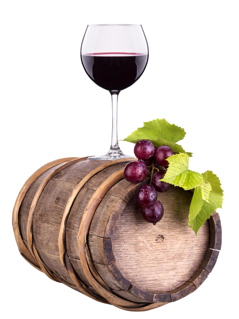 葡萄酒杯和木制老式酒桶