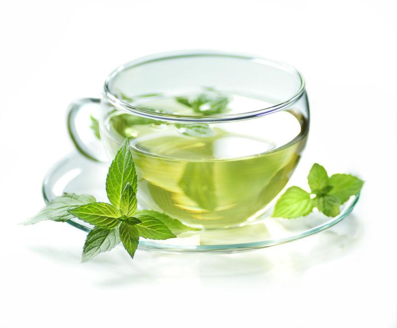 玻璃杯里的绿茶和绿色茶叶