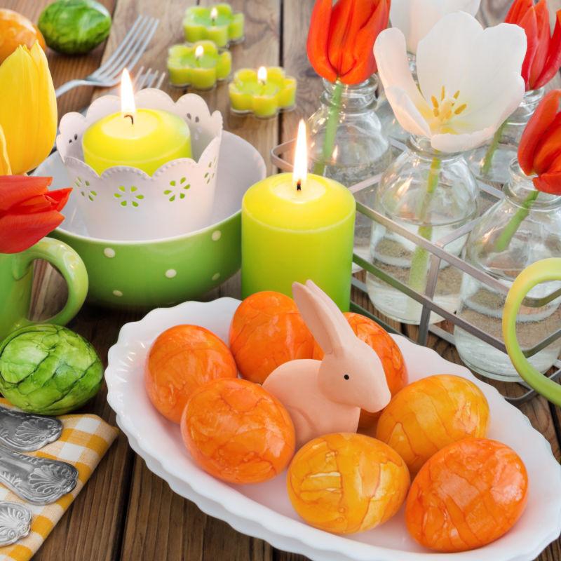 白色盘子里的复活节彩蛋和各种装饰品
