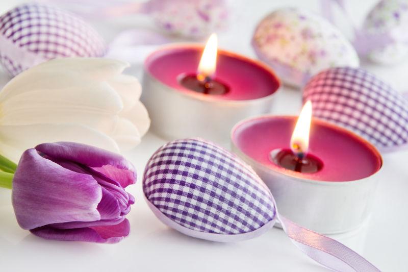 桌子上的郁金香和复活节彩蛋还有点着的蜡烛