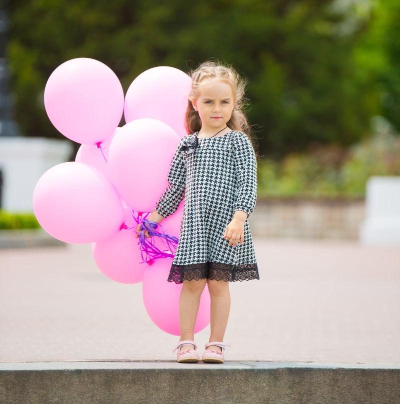 手拿粉红色气球的小女孩