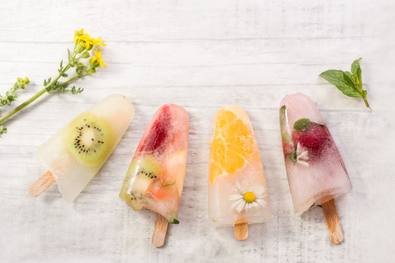 木板上的美味的自制水果棒冰