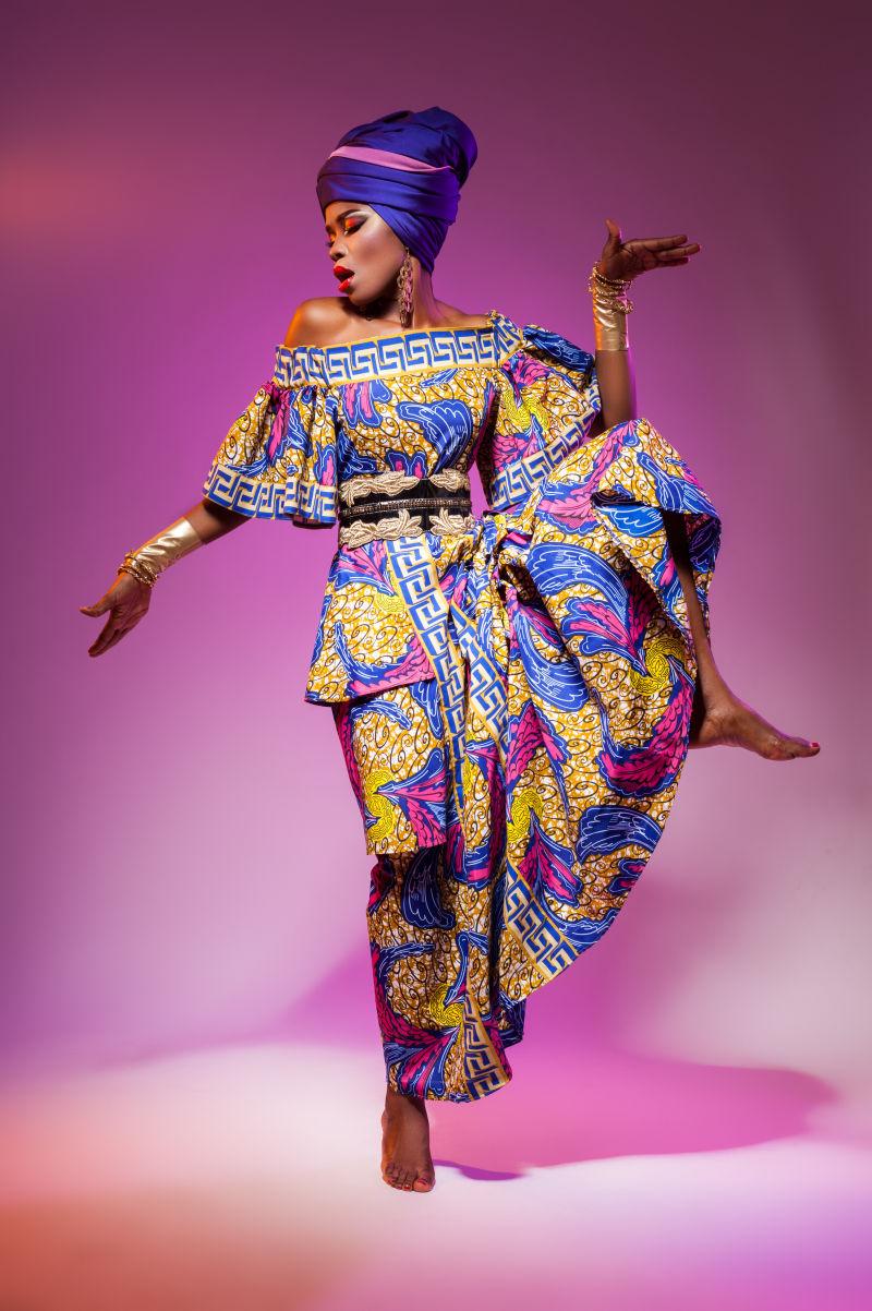身穿服装的非洲女人