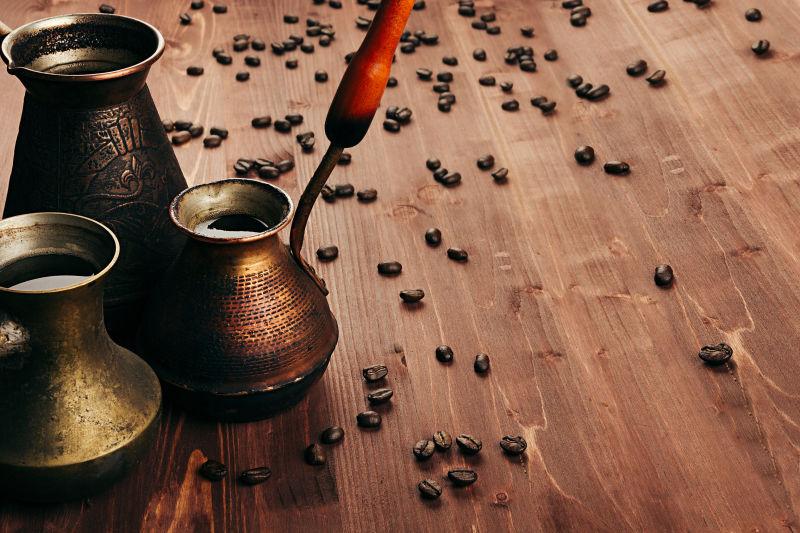 土耳其咖啡铜锅和桌上的咖啡豆