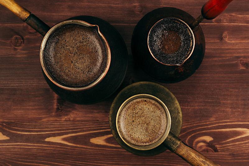 土耳其锅子里的热咖啡