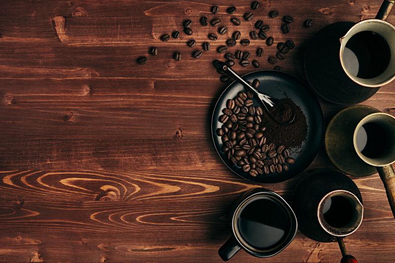 土耳其壶里的热咖啡和咖啡豆