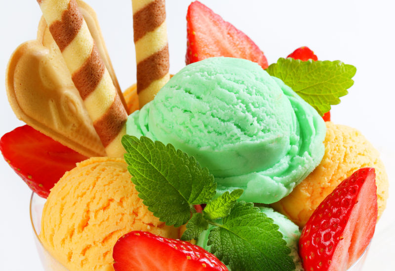 美味的草莓冰淇淋球
