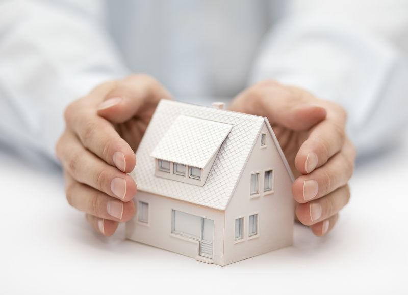 用手覆盖房子财产保险概念