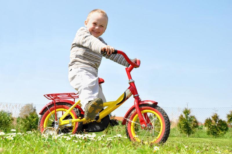 快乐的小男孩骑自行车