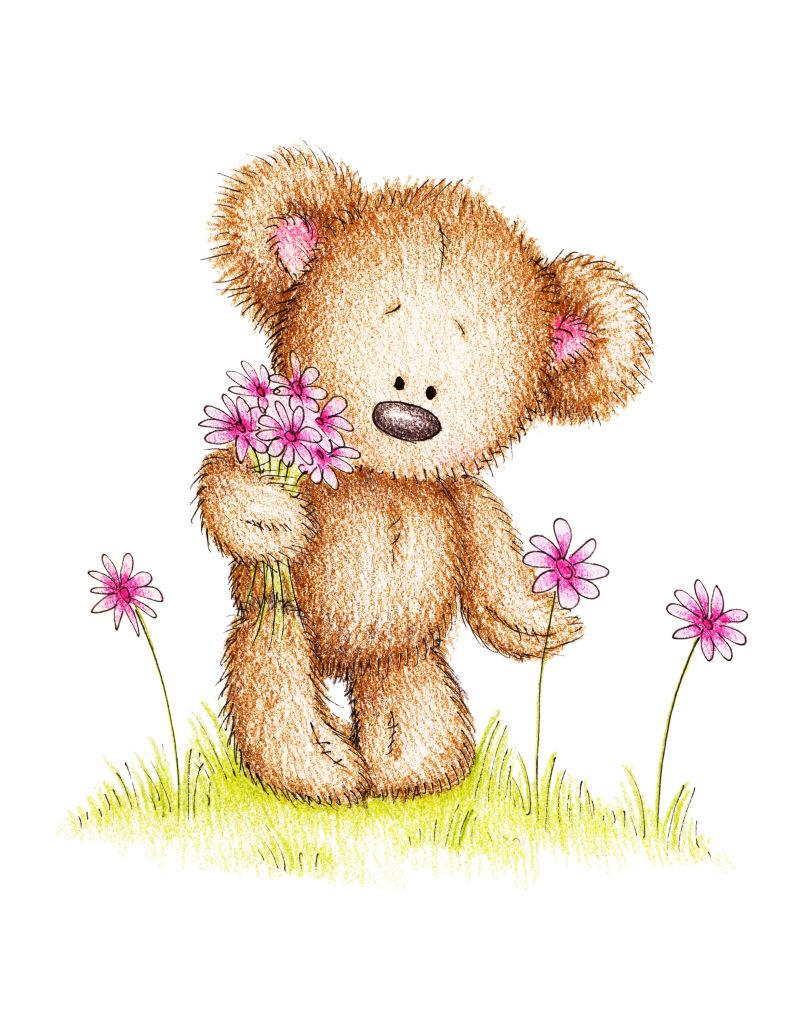 绿色草坪上有粉红色花朵的泰迪熊