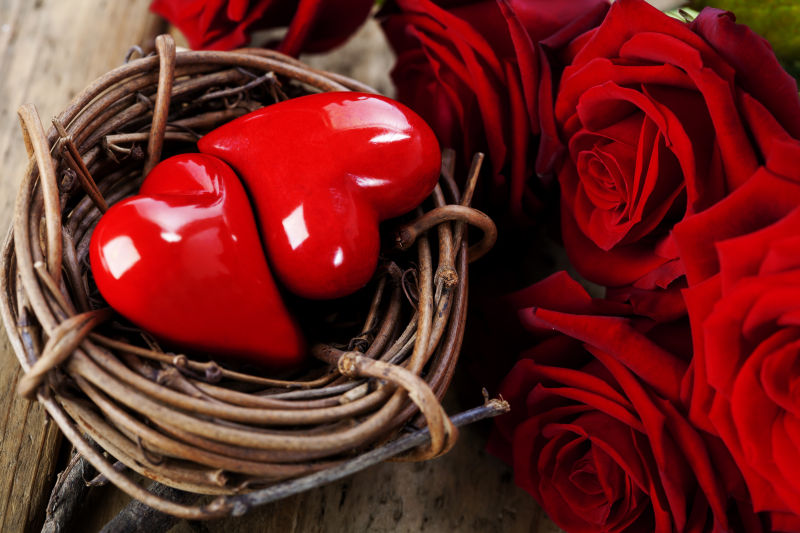 木板上的玫瑰和红色爱心