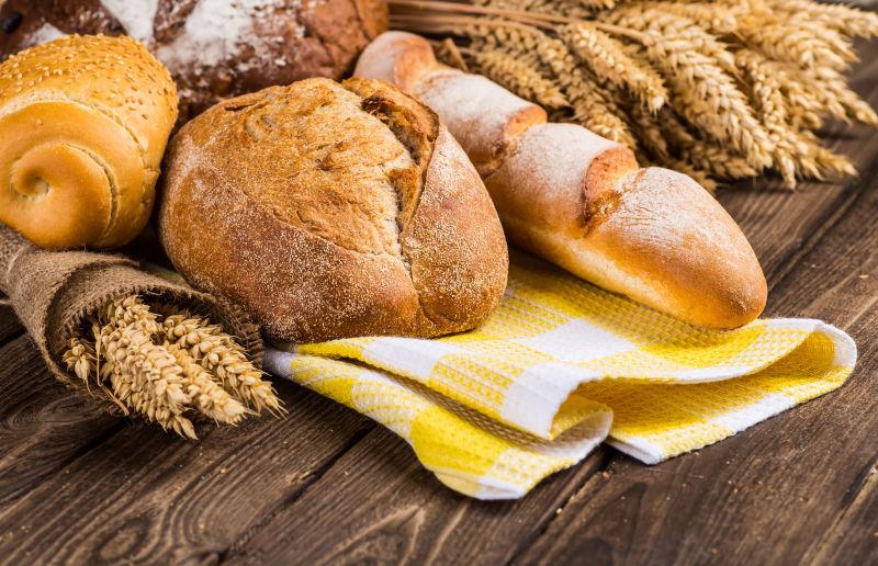 木桌上的小麦面包和小麦