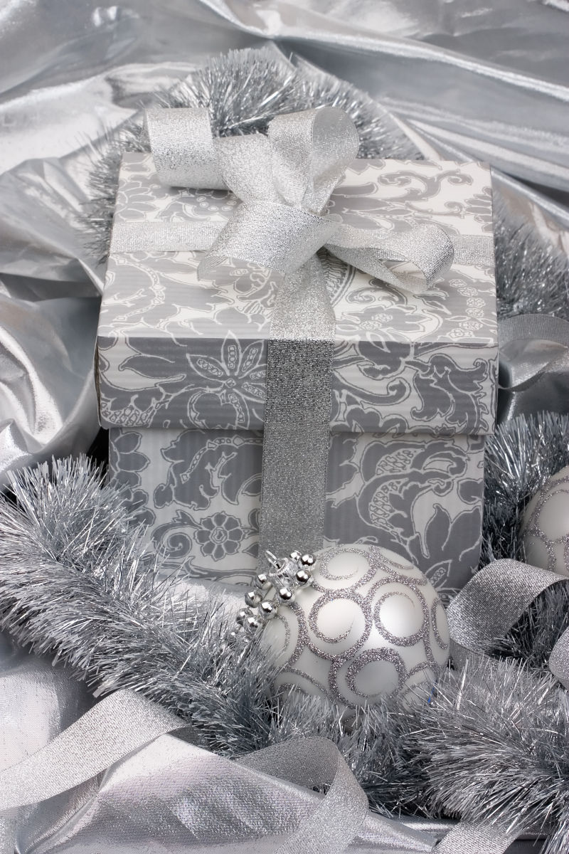 黑白背景中的圣诞礼物装饰
