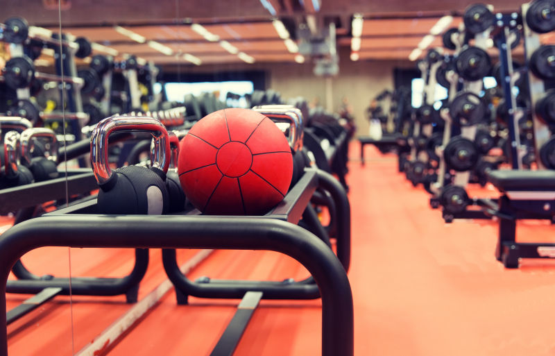 健身房里的各种健身器械