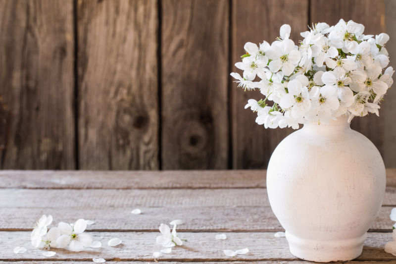 木桌上花瓶里的白色花
