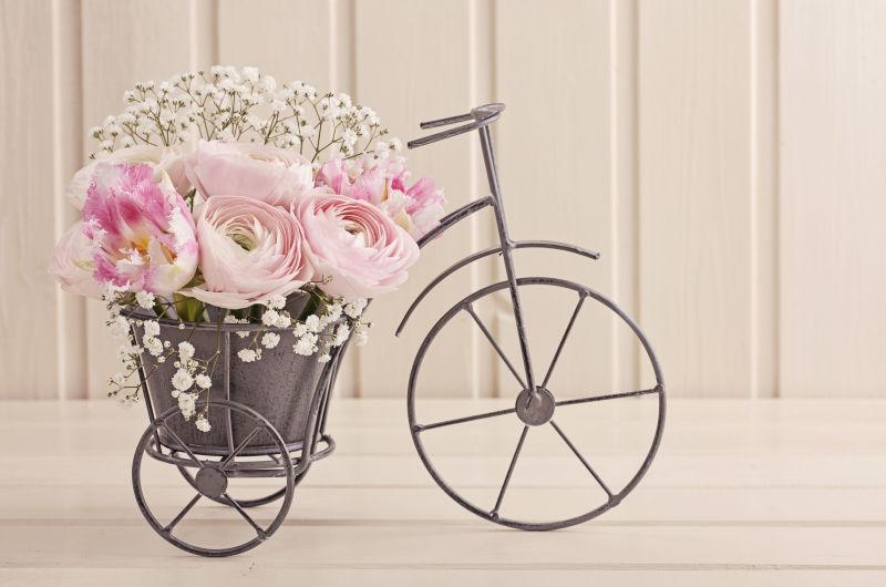 自行车花瓶中的毛茛花