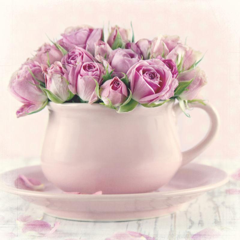 粉红色杯中的玫瑰花束
