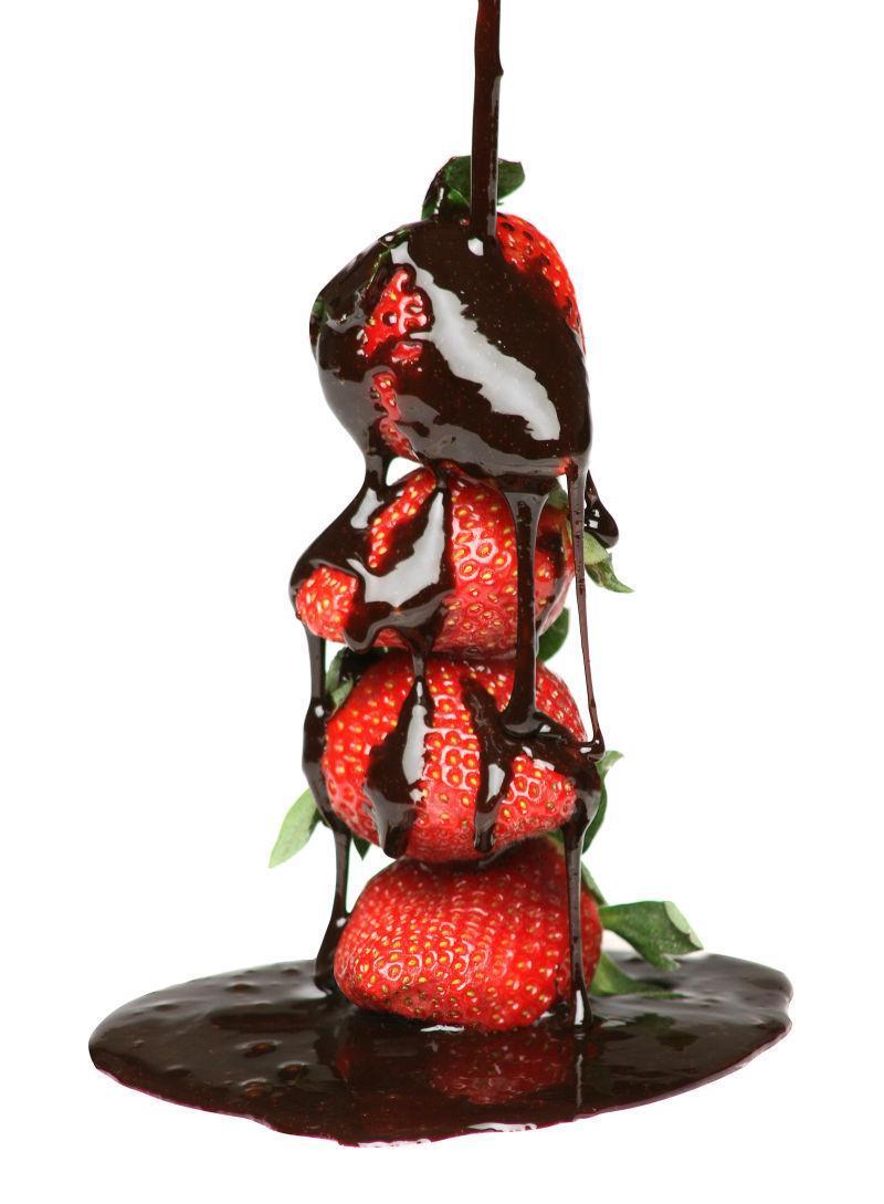 将融化的巧克力浇在四颗草莓上