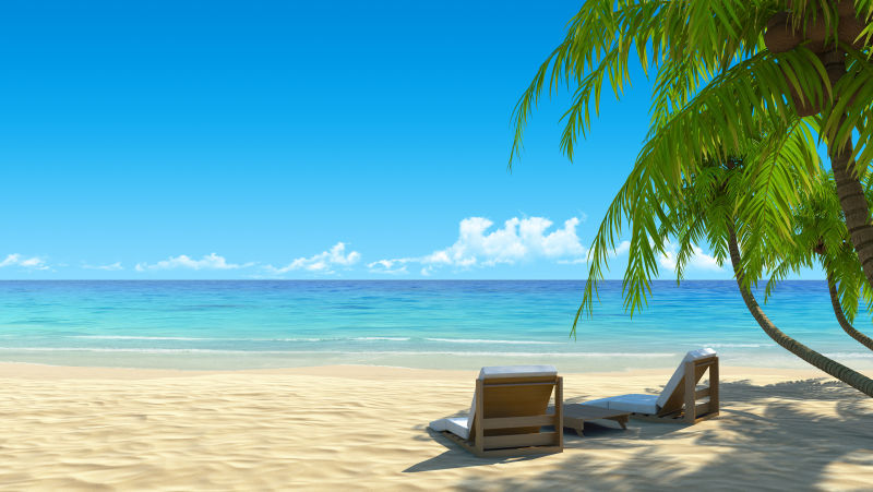 海边的沙滩椅和棕榈树