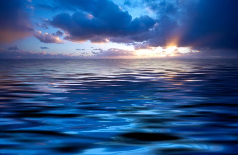 蓝色海洋与日落风景