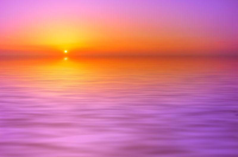 夕阳下紫色的海面