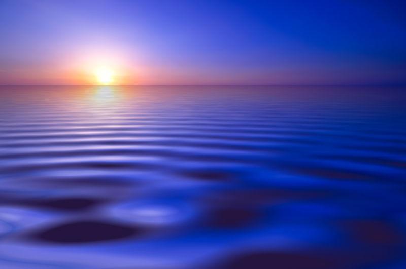 蓝色海面上美丽的夕阳